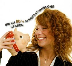 Junge Frau mit Sparschwein mit Beschriftung "Bis zu 50% im Inspektionslohn sparen"
